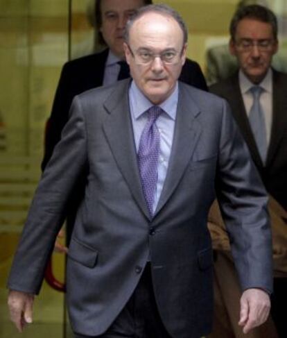 Luis María Linde, gobernador del Banco de España, saliendo de la Audiencia Nacional, donde ha acudido a declarar por el caso Bankia.