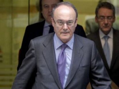 Luis María Linde, gobernador del Banco de España, saliendo de la Audiencia Nacional, donde ha acudido a declarar por el caso Bankia.