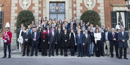 La alcaldesa de Barcelona, Ada Colau, posa junto a los premiados y directivos de la cadena SER y el Grupo PRISA, entre ellos Juan Luis Cebrián, José Luis Sainz, Augusto Delkader, en los Premios Ondas, en el Palacete Albeniz de Barcelona.