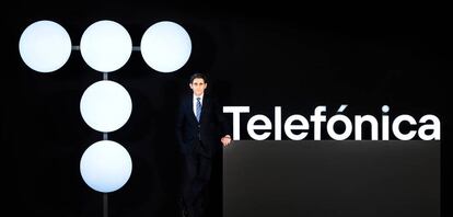 José María Álvarez-Pallete presenta en la junta el nuevo logo de Telefónica.