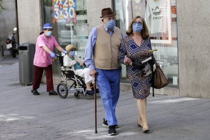 Una pareja pasea por el centro de Madrid, durante el estado de alarma por la crisis sanitaria.