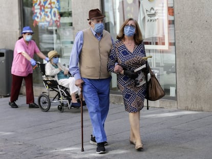 Una pareja pasea por el centro de Madrid