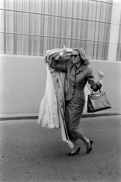 Grace Kelly con el bolso de Hermès al que dio nombre.