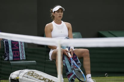 Garbiñe Muguruza se lamenta tras sufrir una derrota en la primera ronda contra Haddad Maria, la 121ª del mundo, el 2 de julio de 2019. Muguruza firma así su salida más rápida de un Grand Slam desde el US Open de 2014.