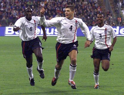 "Estoy emocionado por lo que depara el futuro y siento que todavía tengo mucho que ofrecer a este deporte, de la forma en la que sea. Ahora me estoy tomando un tiempo para evaluar las diferentes opciones que tengo y haré un anuncio muy pronto", concluyó Gerrard. En la imagen, Steven Gerrard (centro), jugador de la selección de Inglaterra, celebra un gol durante un partido frente a Alemania en el Estadio Olímpico de Múnich, el 1 de septiembre de 2001.