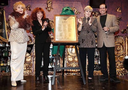 Silvia Pinal, Cristina Pacheco, Lolita Ayala y Juan José Origel durante la develación de  la placa del XIII aniversario del programa " Mujer casos de la vida real", el 16 de febrero de 1999.