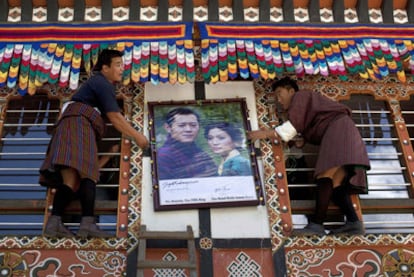 Las calles de Bután se engalanan con fotos de la pareja real porque Jigme Khesar Namgyel Wangchuck, el rey de Bután, de 31 años, se casa hoy con Jetsun Pema, una universitaria 10 años menor que él. La boda del llamado quinto Rey Dragón de la dinastía Wangchuck se celebrará en la capital de la remota nación del Himalaya, de 700.000 habitantes. Por ello, el monarca, coronado en noviembre de 2008 tras la abdicación de su padre, Jigme Singye Wangchuck, y formado en Oxford, ha pedido que sea una ceremonia modesta y no ha invitado a miembros de casas reales extranjeras. "La satisfacción de mi querido padre y la bendición de nuestro pueblo me darán alegría y felicidad", ha dicho.