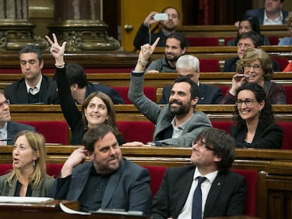 Marta Pascal levanta la mano en una sesi&oacute;n del Parlament.