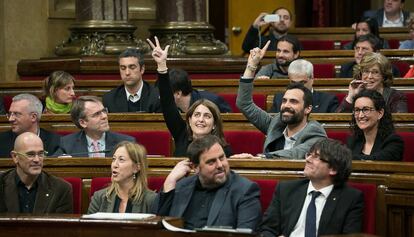 Marta Pascal levanta la mano en una sesi&oacute;n del Parlament.