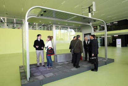 Prototipo de parada de autobús inteligente desarrollada conjuntamente por Admira, Ficosa, Intel, JCDecaux y Telefónica.