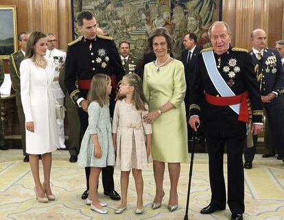 Don Juan Carlos tras colocar el fajín de capitán general de las Fuerzas Armadas a su hijo el Rey Felipe VI en un acto breve y solemne celebrado en el Palacio de la Zarzuela.