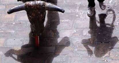 Sombra de un toro en el encierro de San Fermín