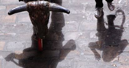 Sombra de un toro en el encierro de San Ferm&iacute;n 