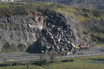 Vista de las toneladas de piedras y rocas que se desplomaron ayer sobre la autopista A-8 entre Zumaia y Deba.