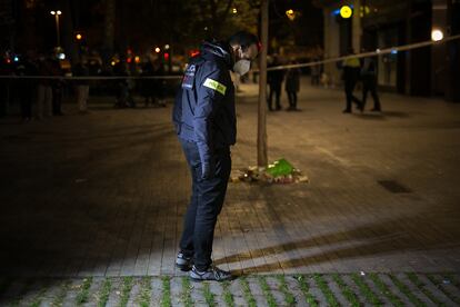 Los Mossos investigan los disparos a un sin techo en Barcelona armado con un arma. Al fondo, una bolsa verde donde llevaba parte de sus cosas.