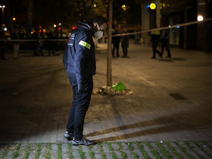 Los Mossos investigan los disparos a un sin techo en Barcelona armado con un arma. Al fondo, una bolsa verde donde llevaba parte de sus cosas.