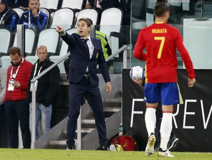 Lopetegui da instrucciones a sus jugadores desde la banda en un encuentro entre Italia y España en la fase de clasificación del Mundial de Rusia en el estadio de la Juventus en Turín (Italia), el 6 de octubre de 2016.