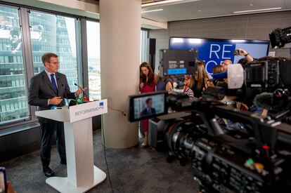 El presidente del Partido Popular, Alberto Núñez Feijóo, durante unas declaraciones ante los medios de comunicación.