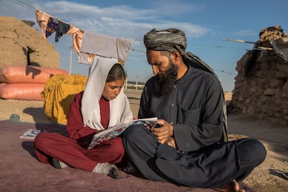 Permaz lee sus deberes a su padre, Tabish, en el campamento. Fue vendida en matrimonio a los siete años. Cuando Too Young to Wed conoció su caso, intervino ante las familias para anular el matrimonio, y asistir con ayuda alimentaria y educación. Los trabajadores de la ONG, además, tratan de educar a los ancianos de la comunidad sobre los efectos perjudiciales del matrimonio infantil, su daño al bienestar físico y emocional de las niñas y al tejido social en general. Las niñas menores de 15 años tienen cinco veces más probabilidades que las mujeres de morir en el parto, y sus bebés suelen nacer prematuros. Ahora, Tabish cuenta: "Cuando vamos por la ciudad, mi hija me dice: aquí pone 'Clínica'. Aquí pone este nombre o aquel otro. Yo no sé leer estas cosas. No casaré a mi hija antes de que termine sus estudios. Es demasiado importante".