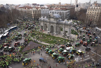 Una fila de tractores a su paso por la Puerta de Alcalá de Madrid, este miércoles. 

