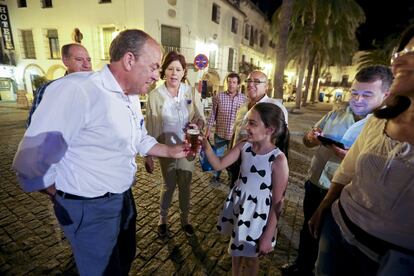 Adiós a Zafra, con la noche ya caída. Hay que despedirse.