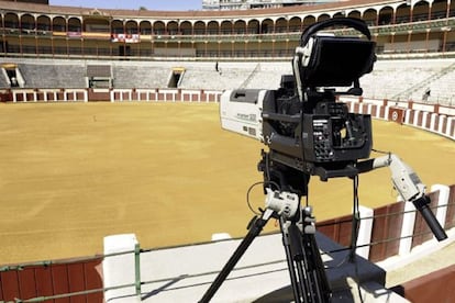 Una cámara de televisión en la plaza de toros de Valladolid.