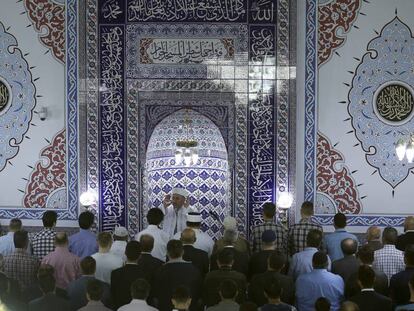 Un imam se dirige a los fieles de una mezquita en Dortmund.