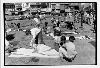 'Jóvenes pintando siluetas en el Obelisco durante el Siluetazo'  Buenos Aires, 8 de diciembre de 1983