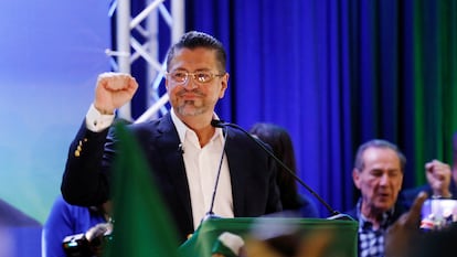 El presidente electo de Costa Rica, Rodrigo Chaves, celebra los resultados de las elecciones junto a sus seguidores, este domingo.