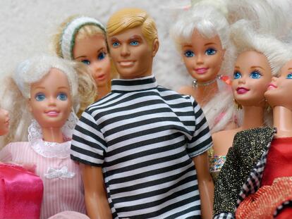 Ken, the eternal asexual doll full of secrets, surrounded by Barbies.