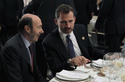 El Pr&iacute;ncipe de Asturias, junto a Alfredo P&eacute;rez Rubalcaba, en la cena oficial de la XXII Cumbre Iberoamericana de C&aacute;diz.