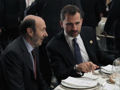 El Pr&iacute;ncipe de Asturias, junto a Alfredo P&eacute;rez Rubalcaba, en la cena oficial de la XXII Cumbre Iberoamericana de C&aacute;diz.