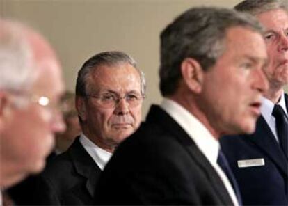De izquierda a derecha: Cheney, Rumsfeld y el general Myers, escuchan la declaración de Bush.