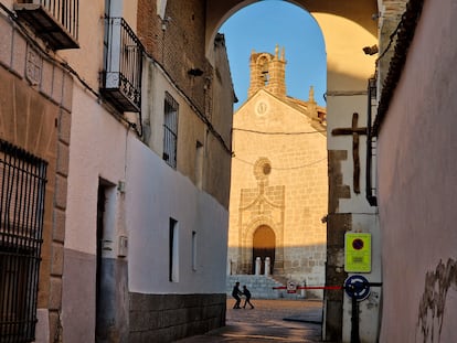 Dos niños en la Plaza Mayor de La Puebla de Montalbán (Toledo), el 18 de enero.