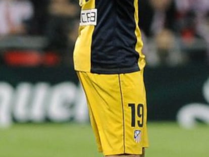 Diego da Silva Costa celebra su gol en el estadio bilbaíno.