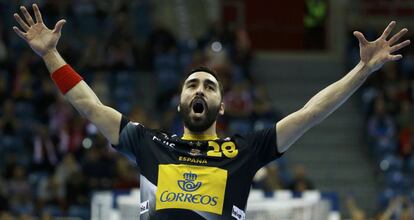 Valero Rivera celebra un gol contra Croacia.