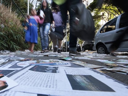 Pedestres pr&oacute;ximo a local de vota&ccedil;&atilde;o com santinhos no ch&atilde;o em S&atilde;o Paulo, na elei&ccedil;&atilde;o presidencial.