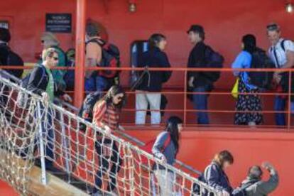 Pasajeros desembarcan del barco Aurora Australis el 22 de enero de 2014, después de ser rescatados del navío ruso Akademik Schokalskiy en Hobart (Australia) que se atascó con un iceberg en la Antártica y cuyo rescate costó 1,6 millones de dólares. EFE/Archivo