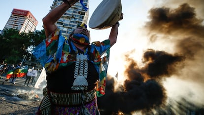 Uma mulher mapuche protesta contra o governo de Sebastián Piñera em Santiago, em 15 de outubro.