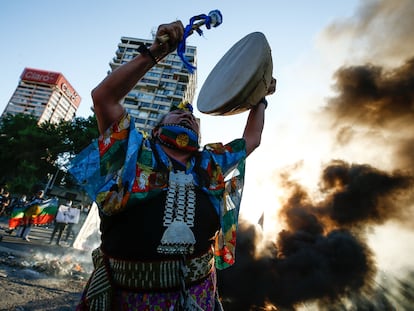 Uma mulher mapuche protesta contra o governo de Sebastián Piñera em Santiago, em 15 de outubro.