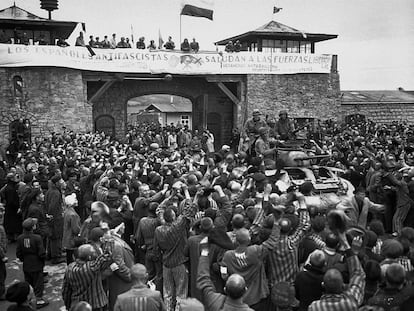 Un cartel que reza: "Los españoles antifascistas saludan a las fuerzas liberadoras", ante la entrada de los soldados estadounidenses en el campo de concentración de Matthausen, el 6 de Mayo de 1945.