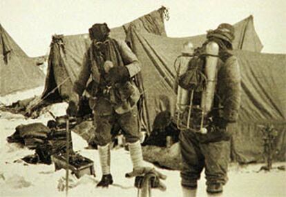 Una de las últimas imágenes de Mallory (izquierda) tomada en 1924, antes de que desapareciera en la montaña.