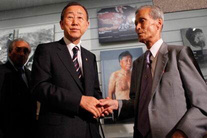 El secretario general de la ONU, Ban Ki-Moon, saluda a Sumiteru Taniguchi, un superviviente del bombardeo atómico sobre Nagasaki, en el Museo consagrado a la tragedia en la ciudad.