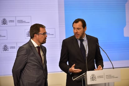 El presidente de Renfe, Raül Blanco, con el ministro de Transportes, Óscar Puente, durante una rueda de prensa en la que se presentó la llegada de nuevos trenes de alta velocidad a la flota de la operadora pública.