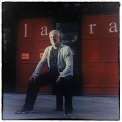 Adolfo Fernández, en la puerta del Teatro Lara.