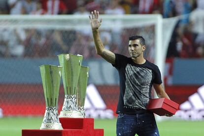 El exjugador del Sevilla FC, Jose Antonio Reyes, se despide de la afición.