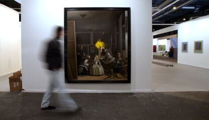 Un visitante pasa delante de la obra &#039;Atentados&#039;, de Lino Gago, en la galer&iacute;a &Aacute;lvaro Alc&aacute;zar.
 