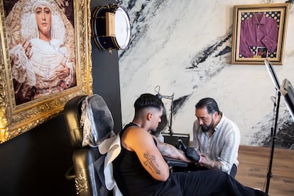 Daniel Fernández, con un cliente en su estudio.