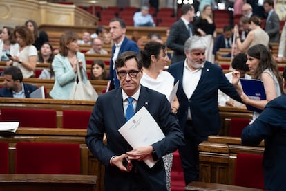 Salvador Illa, en primer plano, en un Pleno del Parlament. / David Zorrakino (Europa Press)