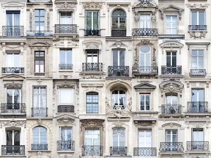 Hace casi 10 años, cuando André Vicente Gonçalves estaba de Erasmus en Trento (Italia) empezó a fotografiar las ventanas de los edificios. “Me fascinó su arquitectura, tan diferente, y empecé a documentarlo”, cuenta. Desde entonces, cuando el fotógrafo portugués visita un nuevo lugar su cámara apunta a ellas. Unas 40 ciudades de 11 países diferentes forman ya parte de su proyecto <a href="https://www.andrevicentegoncalves.com/photography-project/windows-of-the-world" target="_blank">Windows of the World (Ventanas del mundo),</a> con el que quiere demostrar que las ventanas son algo más que los ojos de una casa. Para él, también son parte de la historia de una ciudad. En la imagen, el estilo clásico de las ventanas y balcones de la capital francesa.